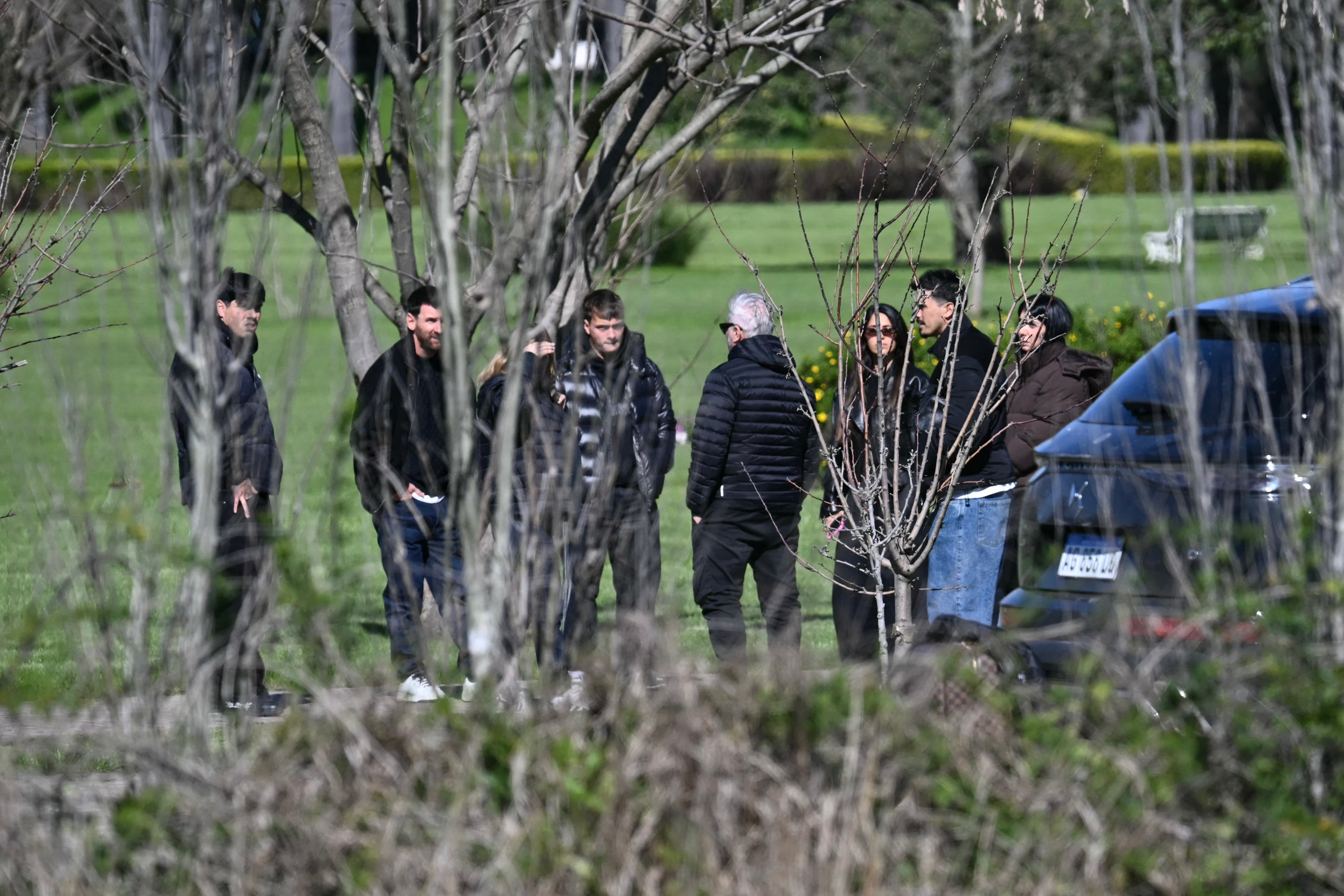 Lionel acompañado por familiares durante el funeral de su papá Jorge Messi. AFP