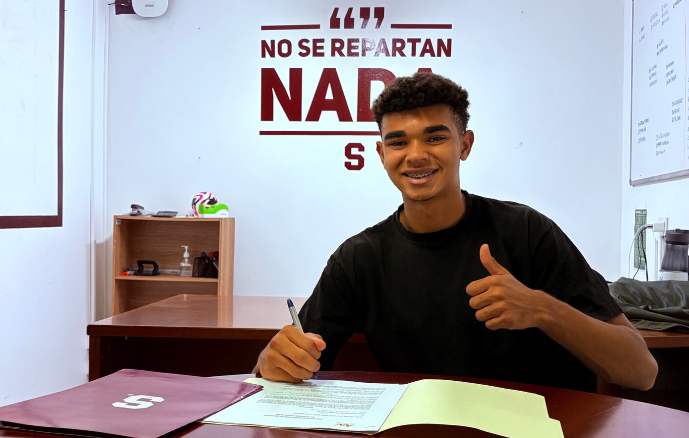 Dax Palmer renovó su contrato con el Deportivo Saprissa. Prensa Saprissa.