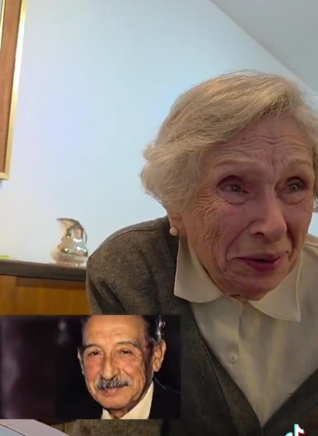 Abuelita lloró al ver a su fallecido esposo en movimiento gracias a la Inteligencia Artificial