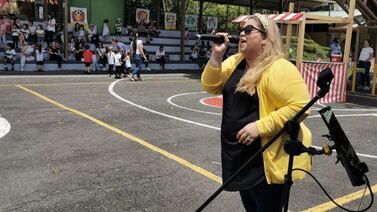 Cantante Karina Severino está que no se la cree porque estará en el mismo escenario que Yuri