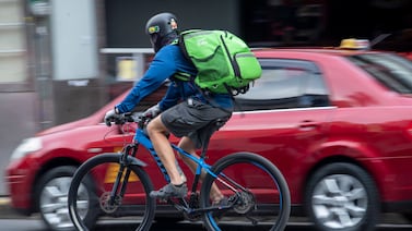 Quienes trabajan repartiendo comida en moto o bicicleta viven en precariedad laboral