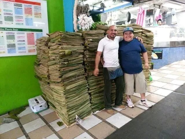 Don Roger Rojas vendió periódicos en las esquinas, le hizo a la construcción y hoy recorre diferentes zonas del país llevando verduras con el perifoneo más popular del mercado: "¡Llegó Renato... el que compra caro y vende barato!”
