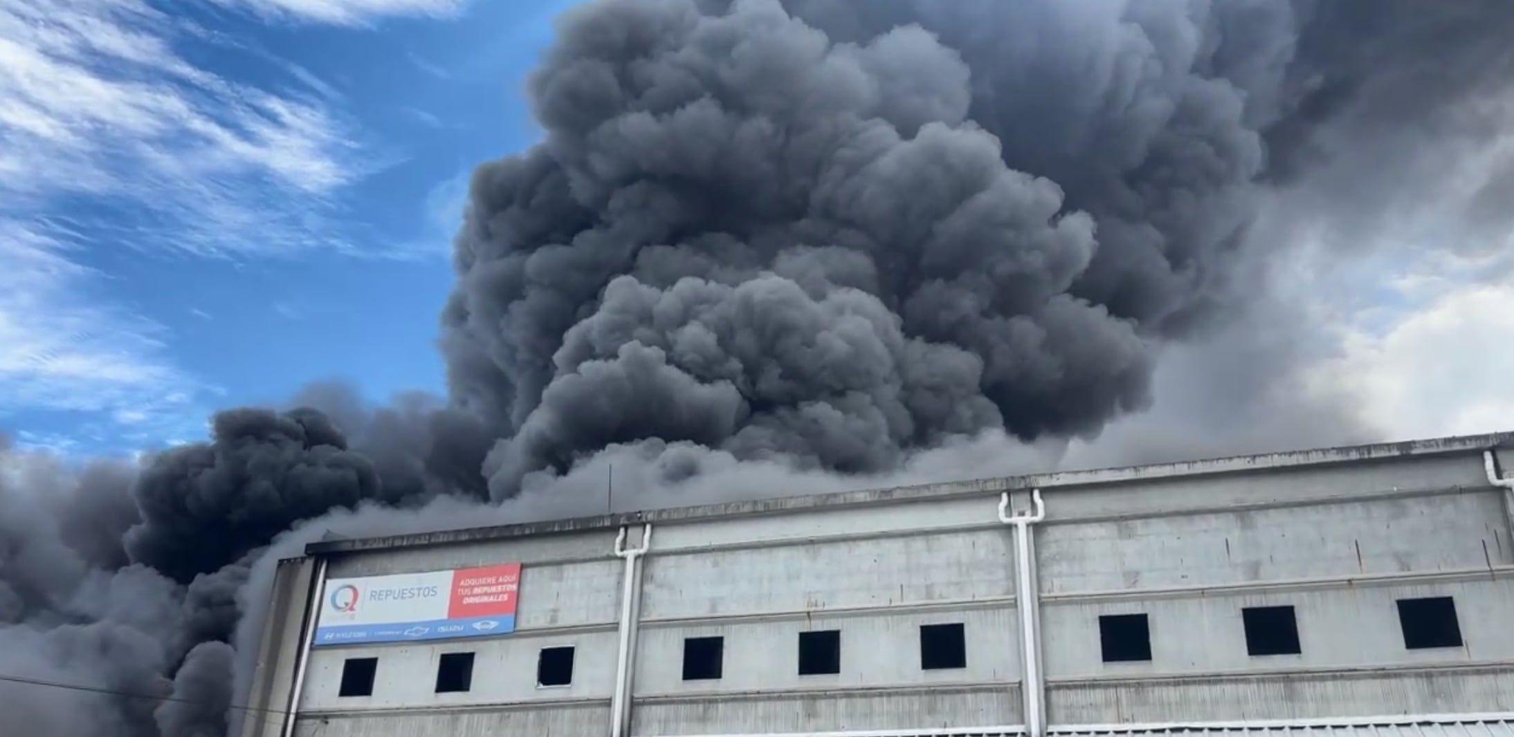 Incendio en bodegas en Desamparados.