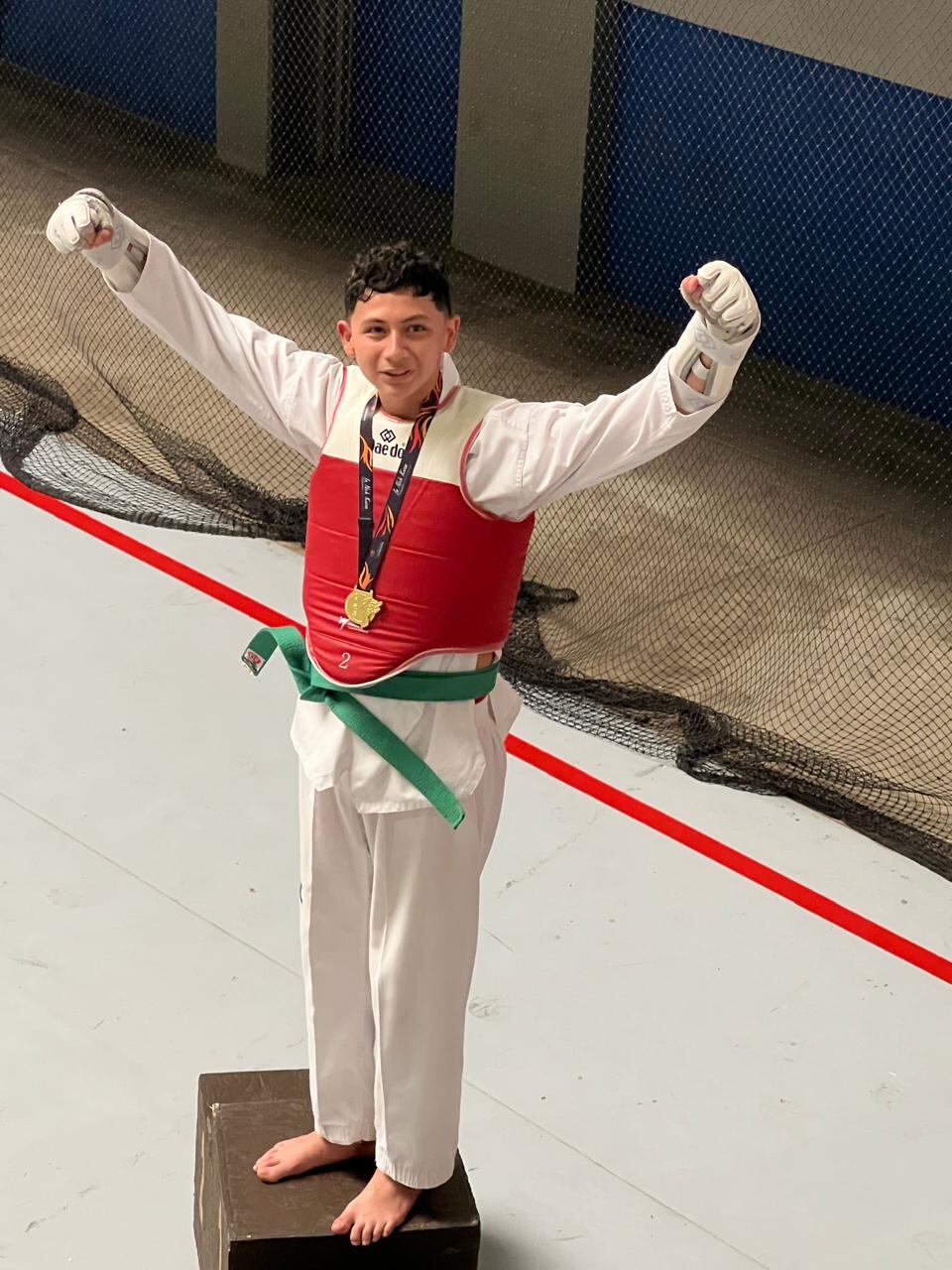 Ismael Villalobos Araya vive en Paraíso de Cartago, tiene 17 años y des que tenía año y medio lucha con una enfermedad rara la cual le provoca a su cuerpo una pérdida total de energía en cualquier momento