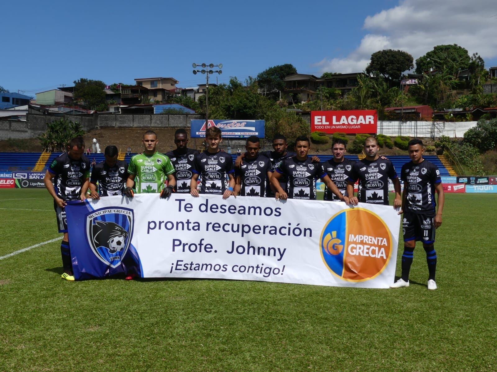 Jugadores de Grecia mostraron su solidaridad al técnico Johnny Chaves. Foto: Carlos Garita.