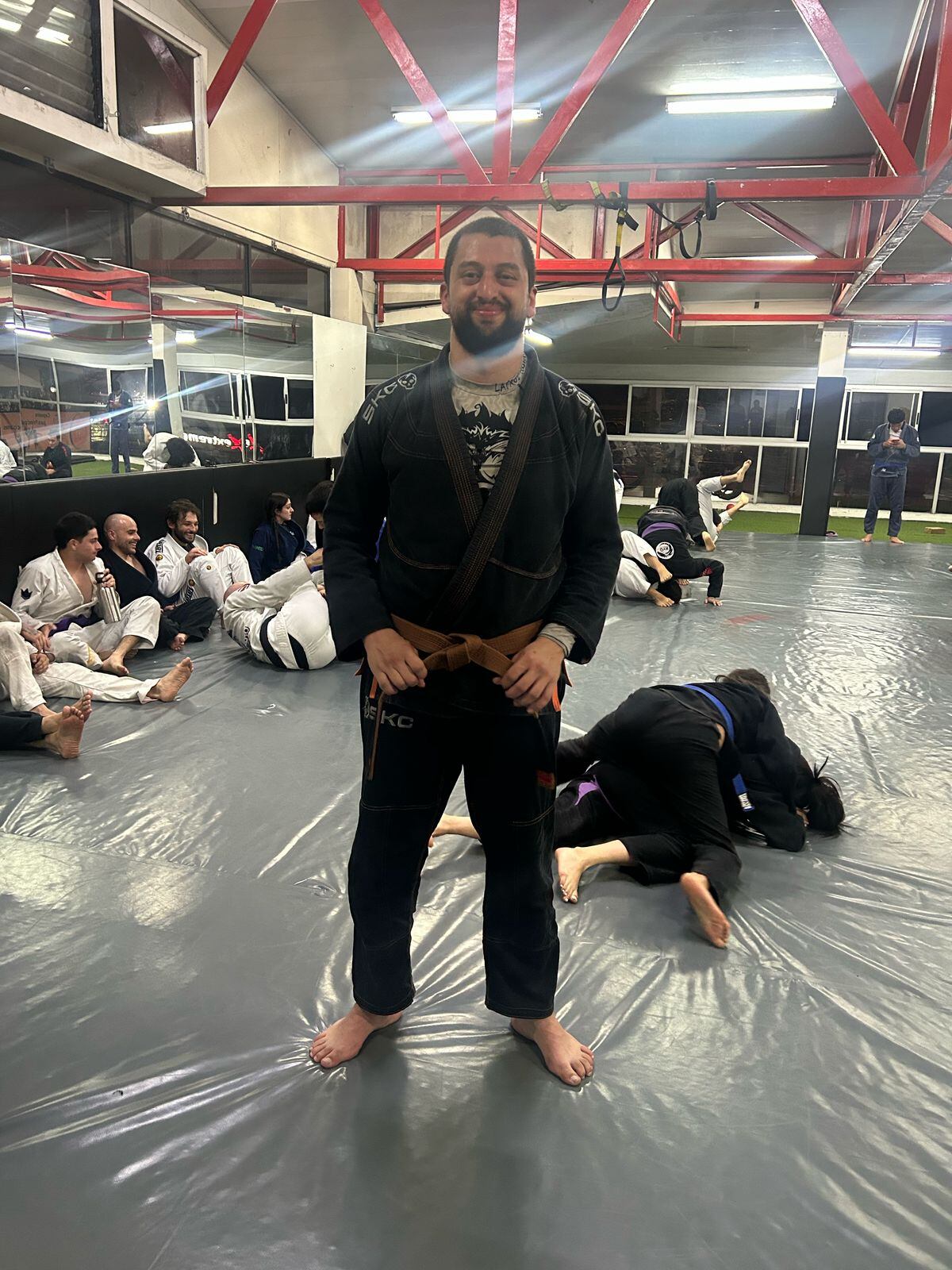 A Óscar Arias Gutiérrez la vida le sabe a humo, esfuerzo y carne bien cocinada. Este domingueño de 33 años, ingeniero industrial de profesión, esposo amoroso de doña Laura y papá de un emprendimiento que se llama Smoke Shack Grill