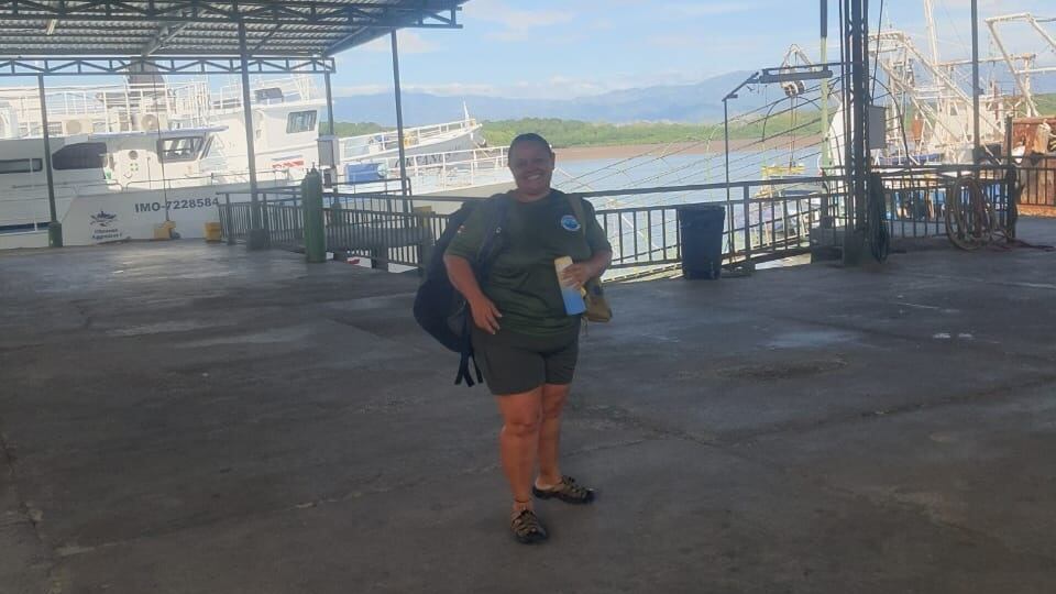 Yesenia Madrigal Quesada, tiene 49 años, 2 hijos ya grandes (Leila de 30 años y Arturo de 28) y desde el pasado 18 de diciembre zarpó desde Puntarenas porque es guardaparques en la Isla del Coco