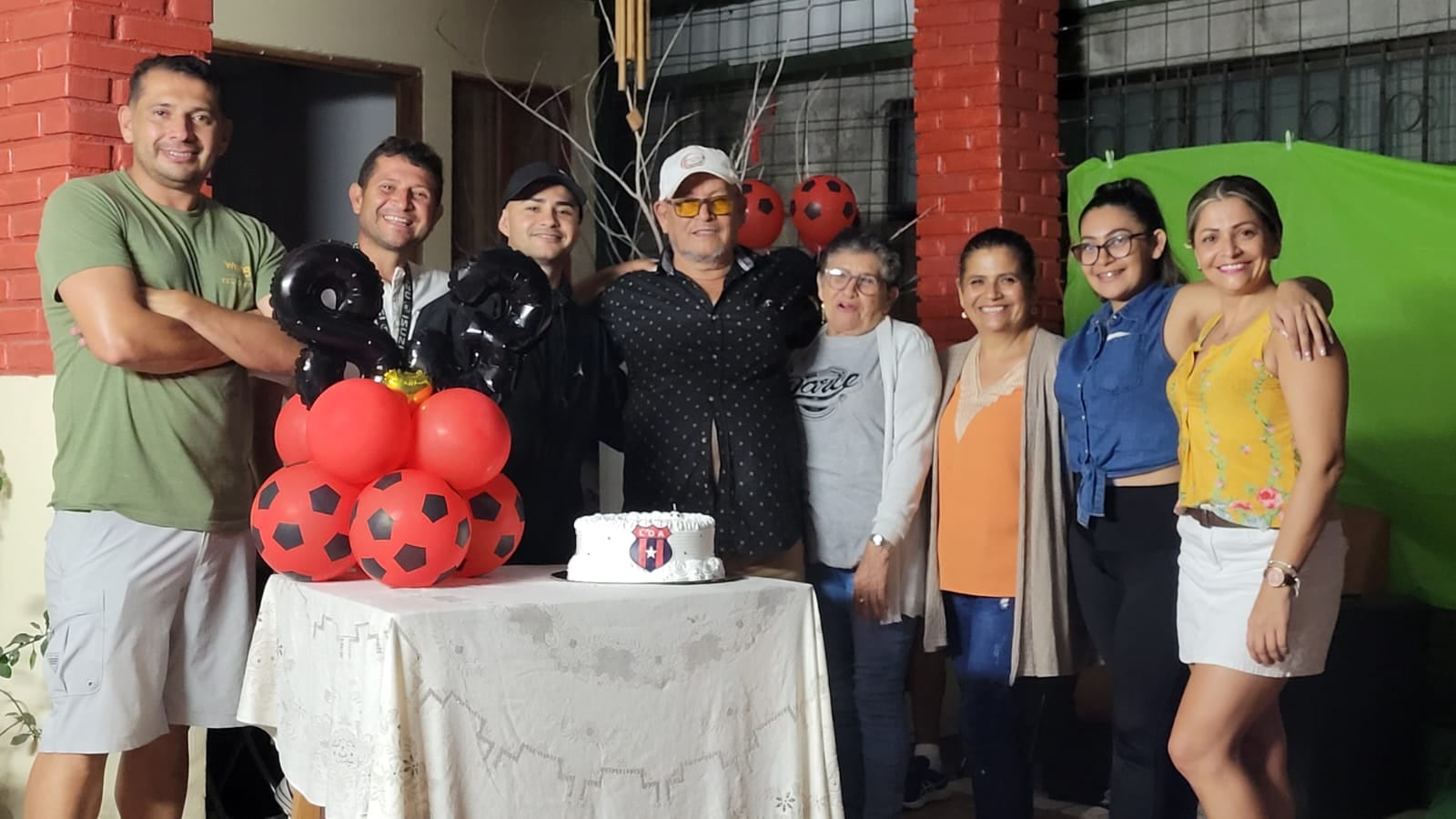Gilbert Chaves estuvo cerca de llegar al fútbol profesional, pero la vida le tenía preparado otro camino; hoy es camarógrafo titular de la FIFA y le agradece a sus papás cada paso que dio para cumplir el sueño