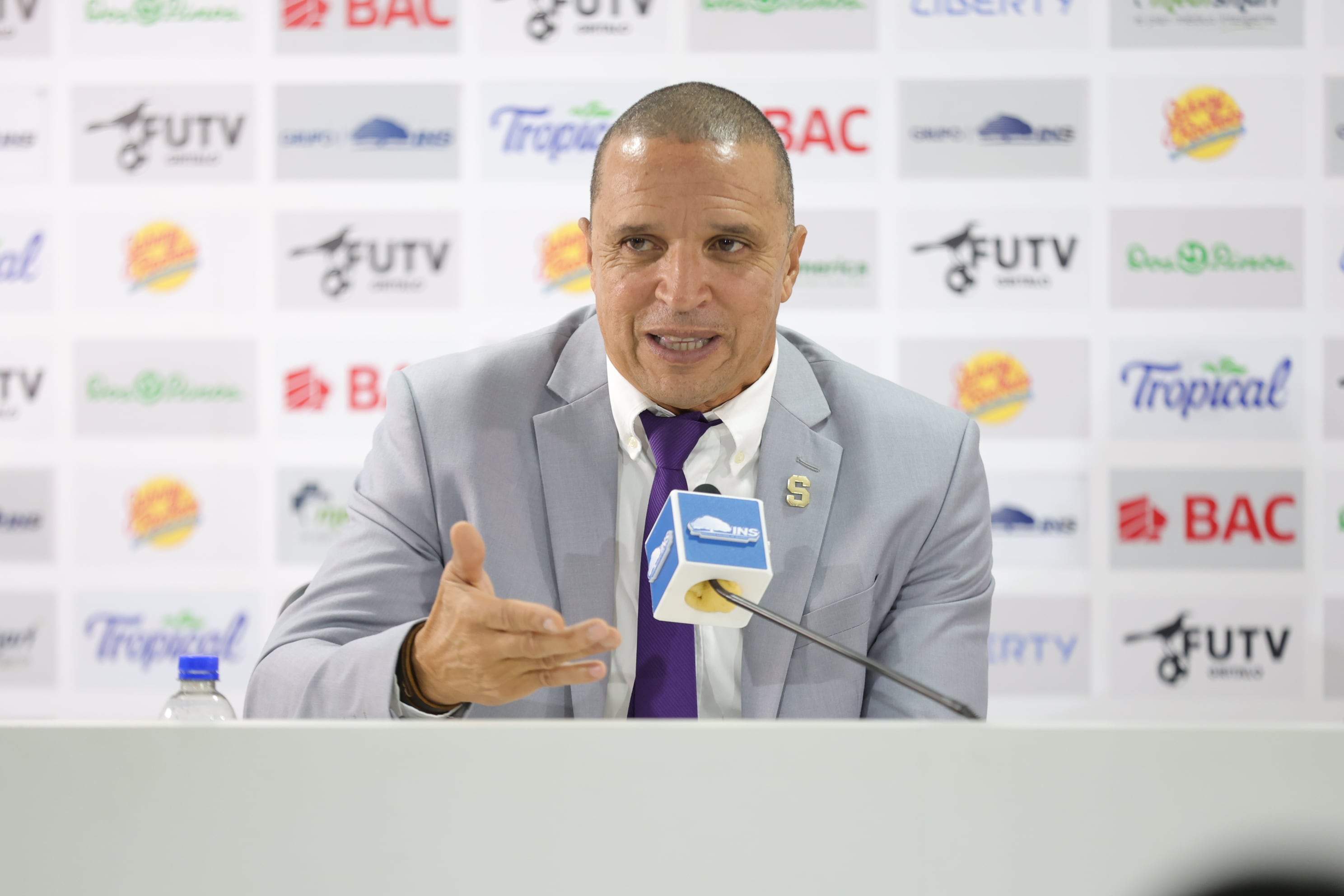 Conferencia de prensa y presentación de  Erick Lonis y Mauricio Villalobos en Deportivo Saprissa / Foto John Durán
