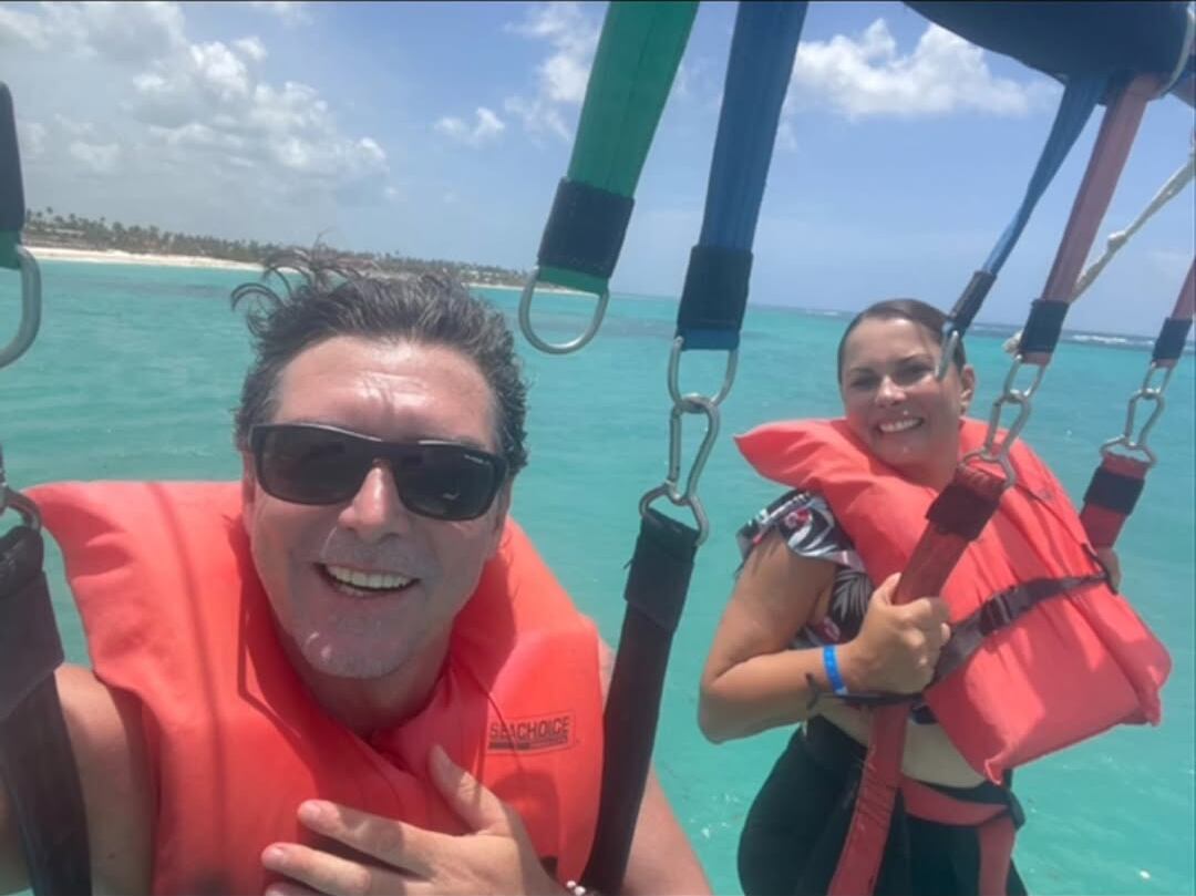 El comentarista de Teletica Deportes, Claudio Fabián Ciccia, presumió a su novia, Carla Castro, al celebrar siete años de relación amorosa.