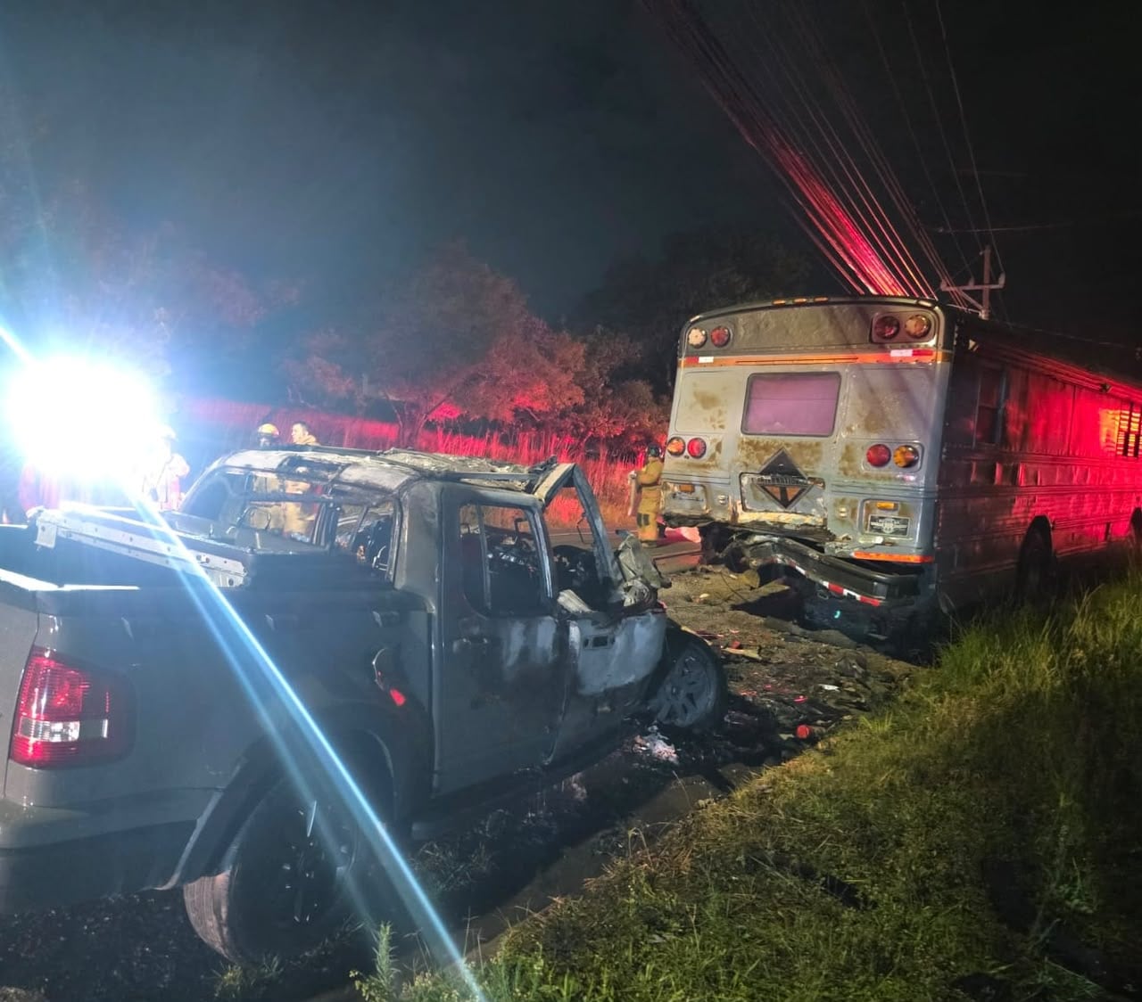 El pick up se salió de la calle y chocó contra un bus estacionado. Foto Bomberos.