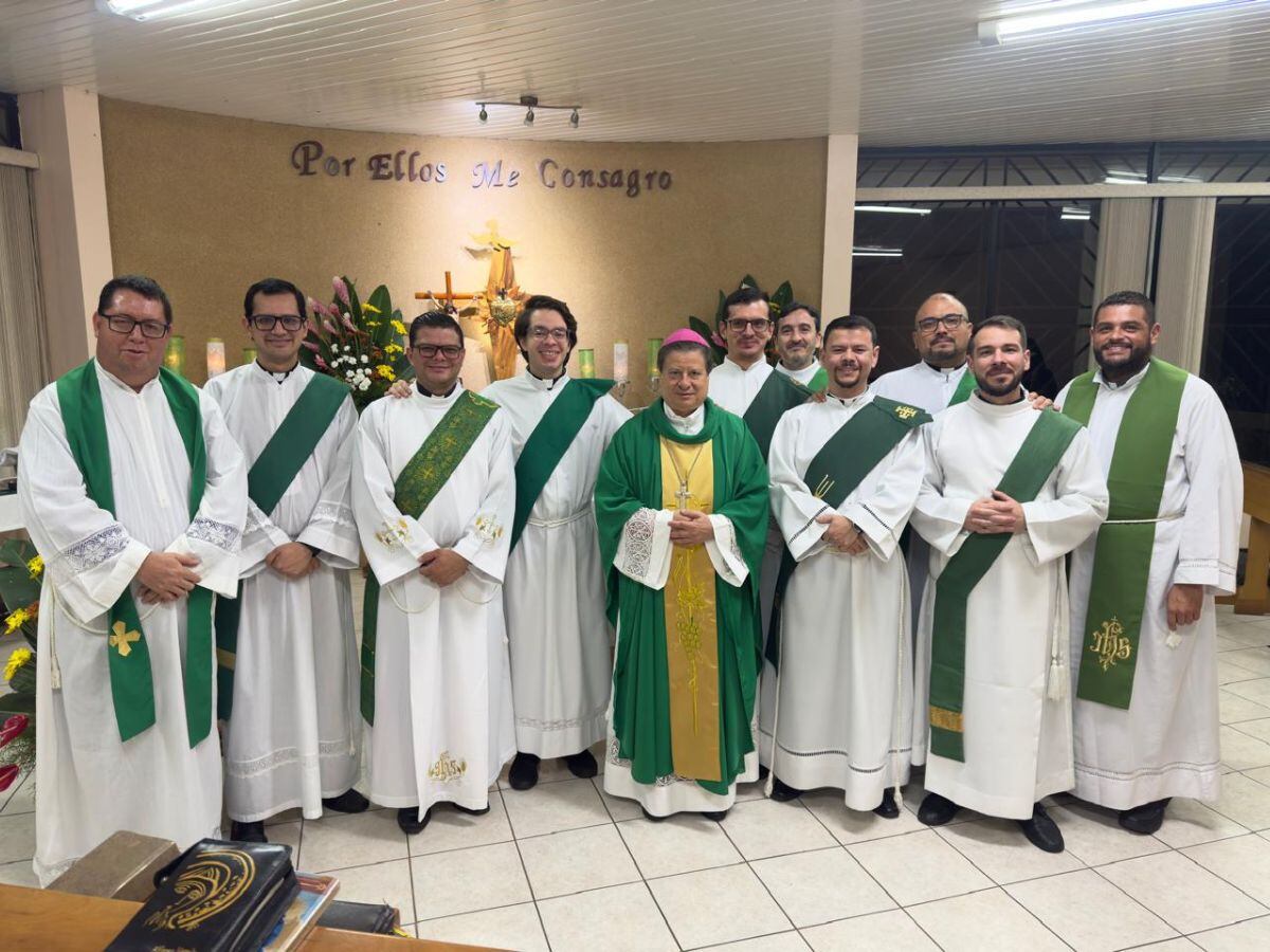En total 8 diáconos se ordenaron como sacerdotes este sábado, siendo la ordenación más grande de los últimos 24 años. Foto: Cortesía Eco Católico.