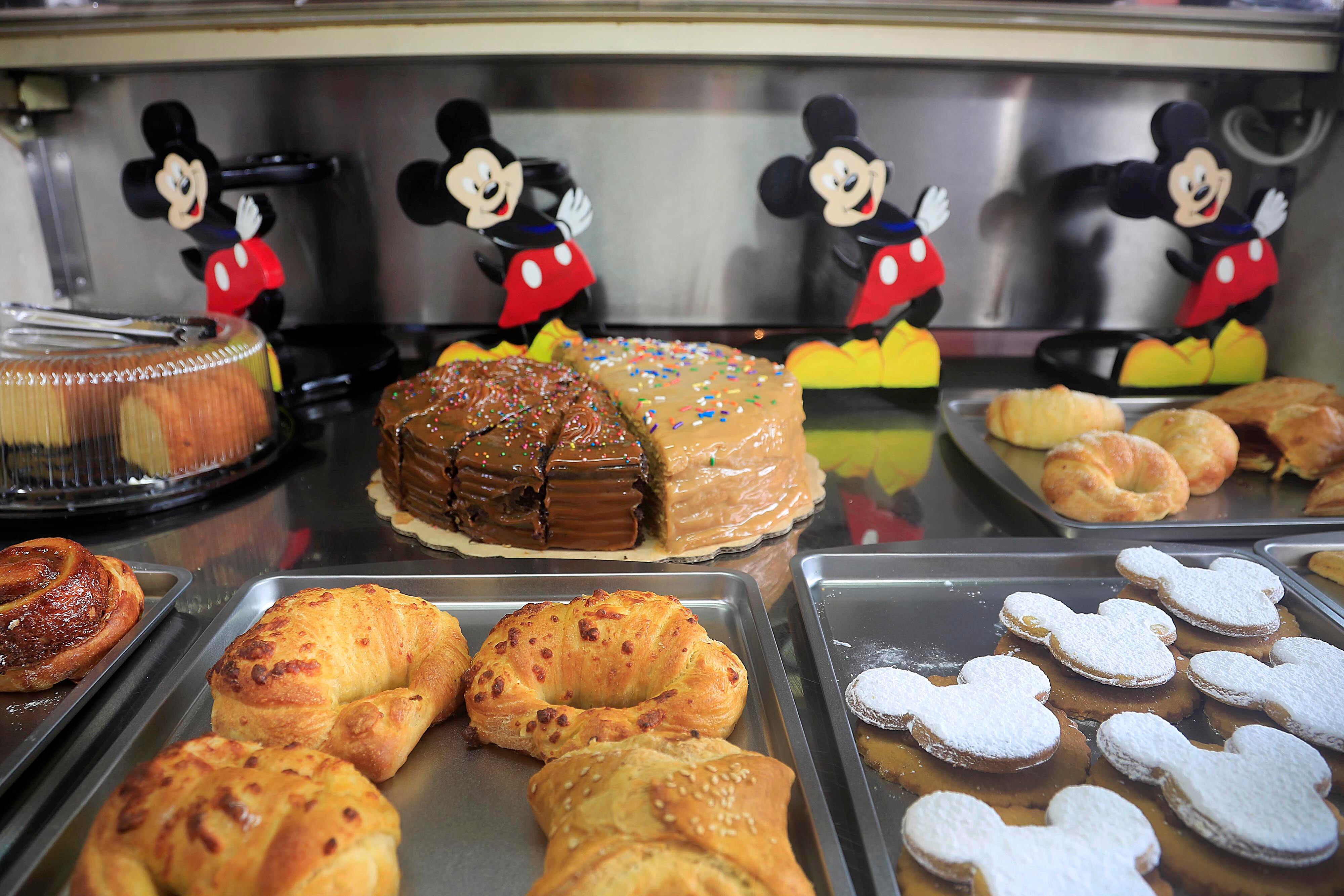 11/10/2023       Cartago. Frente a la esquina noreste de la Basílica de los Angeles abrió sus puertas, hace pocos días, una cafetería muy especial. Se trata de Mickey’s House Cafetería, inspirada en la icónica figura de Disney, donde no solo el ambiente sino la comida y buena atención, lo esperan todos los días hasta las 8:00 p.m.