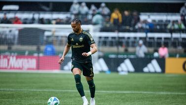 Papá de Ariel Lassiter habla de la fractura de su hijo: “un dedo no lo va a parar”