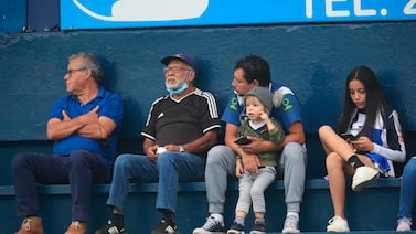 OPINIÓN: A un tico no se le puede dar la mano porque agarra el codo y más arriba