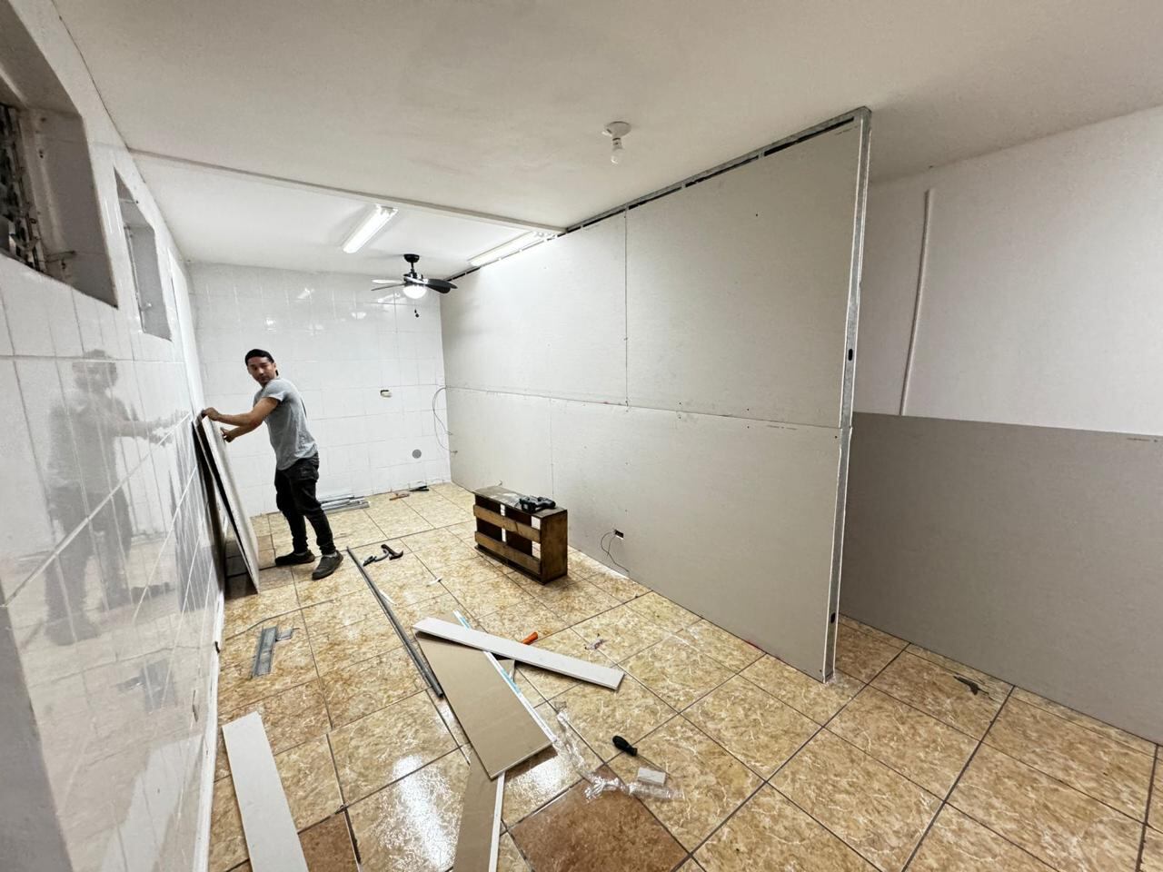 Guerra de Hamburguesas, nuestro reality show, ya tiene su primer finalista, se llama Dereck Sánchez Umaña, es vecino del barrio Zapote, tiene 24 años y ama cocinar prácticamente desde que nació. El sábado 2 de noviembre inauguró su negocito llamado El Bendito.