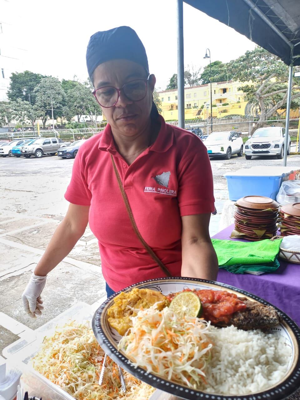Concepción de Alajuelita, con doña Yasmina Martínez, quien tiene 48 años de edad y más de 14 de vivir en Costa Rica. Tiene 3 hijos y desde siempre le gustó la cocina por eso ha convertido la venta de comida en su fuente de ingresos