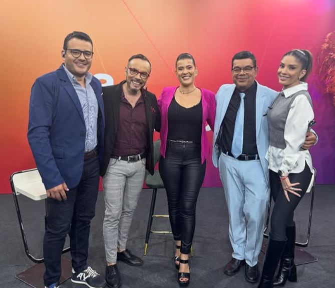 Periodista Alonso Miranda en La Revista de canal 8 de Multimedios.