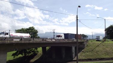¿Le suena que amplíen puente frente al aeropuerto para bajar las presas?