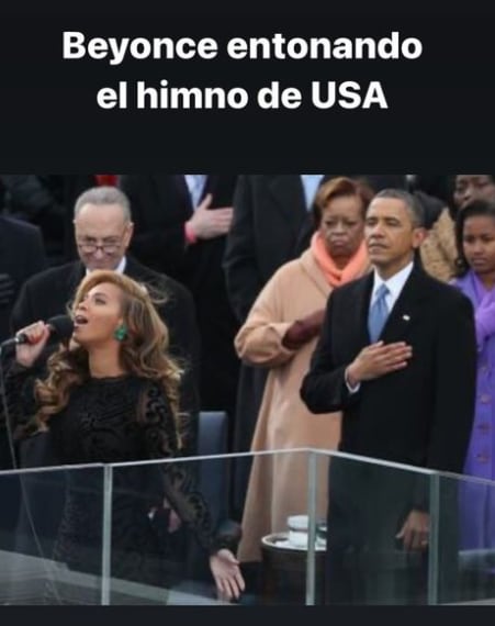 Karol G y otras cantantes cantando el himno nacional de su país