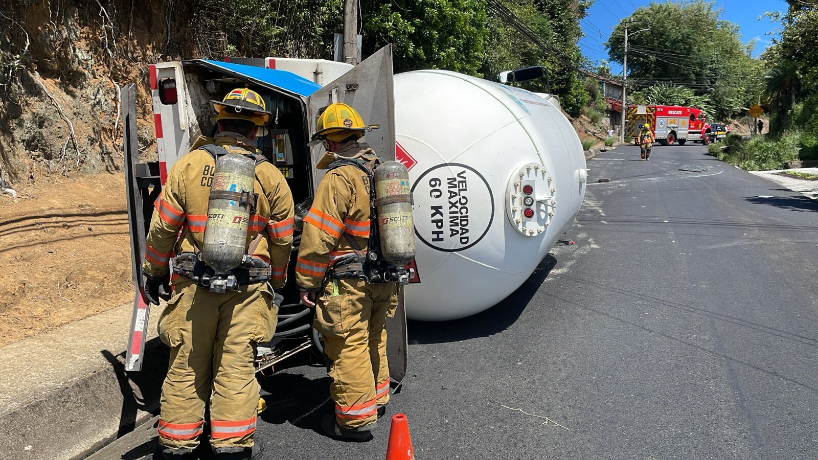 Un motociclista se salvó por segundos de ser golpeado por el camión cargado de gas que se volcó en Santa Bárbara, Heredia. Foto: Bomberos