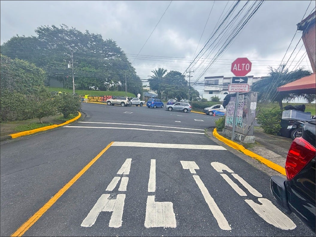El MOPT implementó un carril reversible, un paso peatonal y un semáforo en Sabanilla de Montes de Oca.