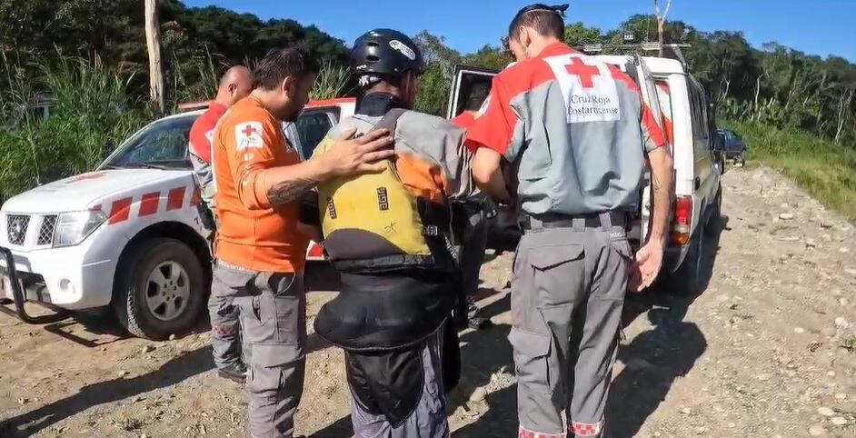 El kayakista les dijo a los rescatistas que pasó la noche en un cañal. Foto Cruz Roja.