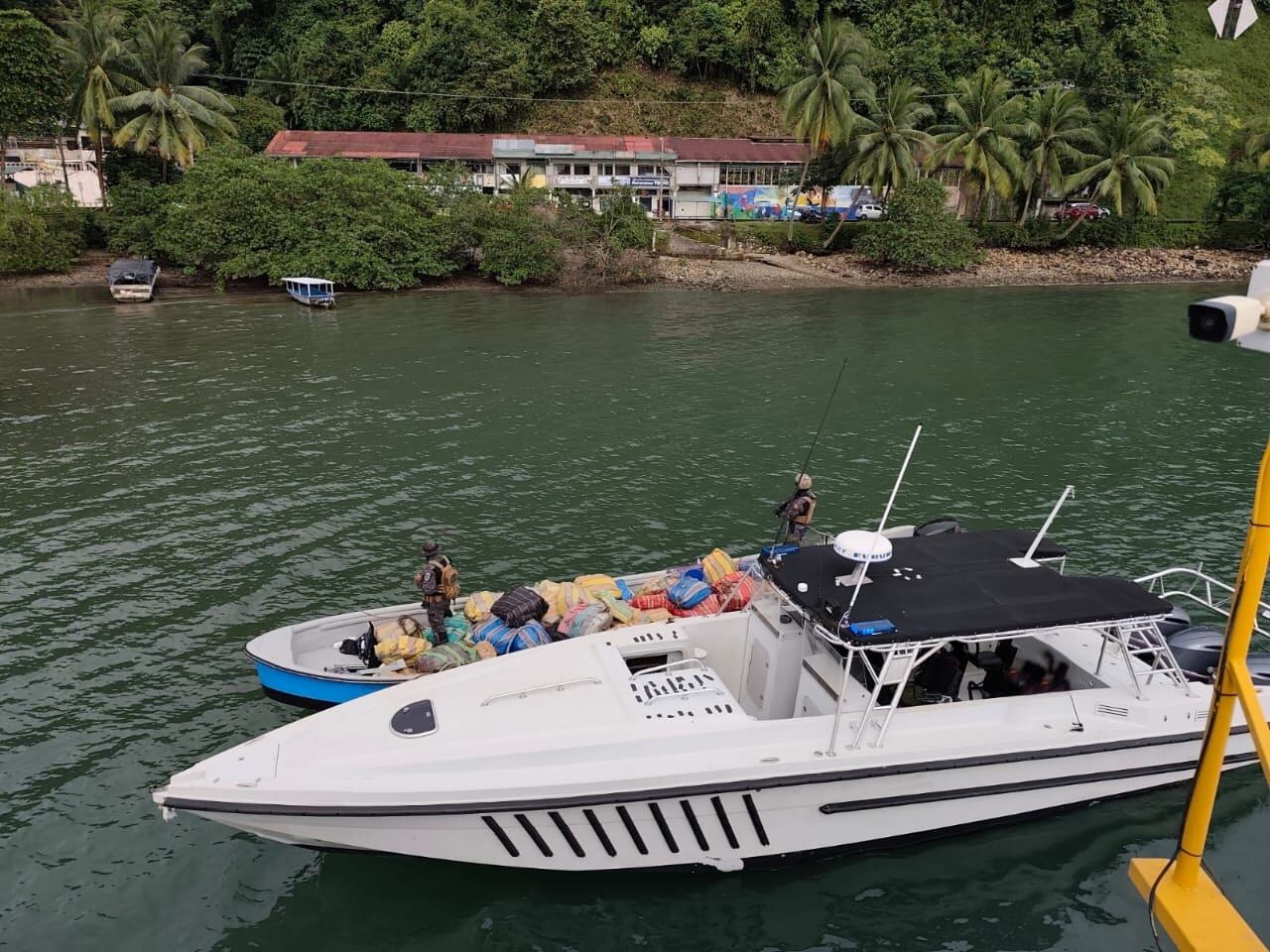 Al menos cincuenta sacos con presunta marihuana fueron decomisados este jueves por Guardacostas en el Pacífico Sur. Tres colombianos quedaron detenidos.