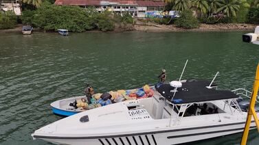 Sorprenden a extranjeros que transportaban 50 sacos con droga en una lancha