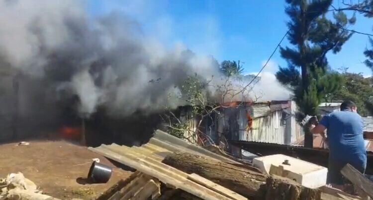 Incendio en precario Los Huevitos. Foto Noticias 506.