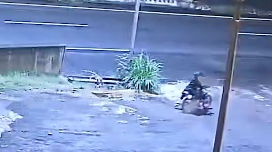 Los motociclistas, en apariencia, fueron quienes dejaron el cuerpo en las inmediaciones del río.