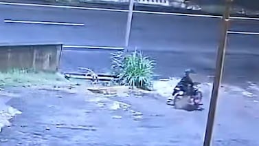 Aterrador video muestra como asesinos trasladaron cuerpo de Kevin Kirby en una motocicleta