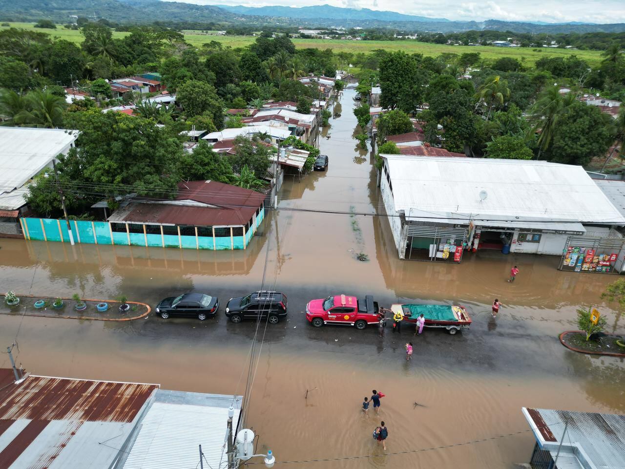 Bomberos también hace rescates en Bellavista, San Luis, Valle Verde, Valle Azul, Santa Fe y urbanización Josué de Chacarita ante las inundaciones de este 5 de octubre del 2025. Foto: Bomberos