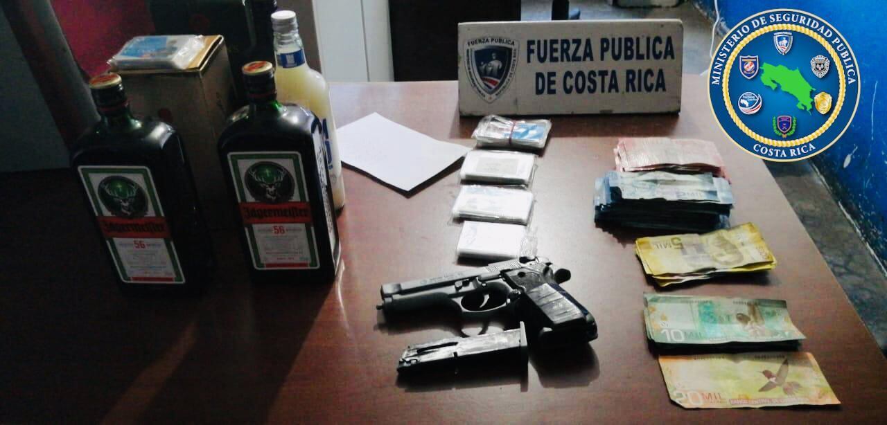 Detienen a dos sujetos sospechosos de asaltar supermercado en Aserrí. Foto MSP.