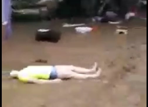 Inundación afectó tienda ubicada en el centro de Turrialba. Foto Mario León.