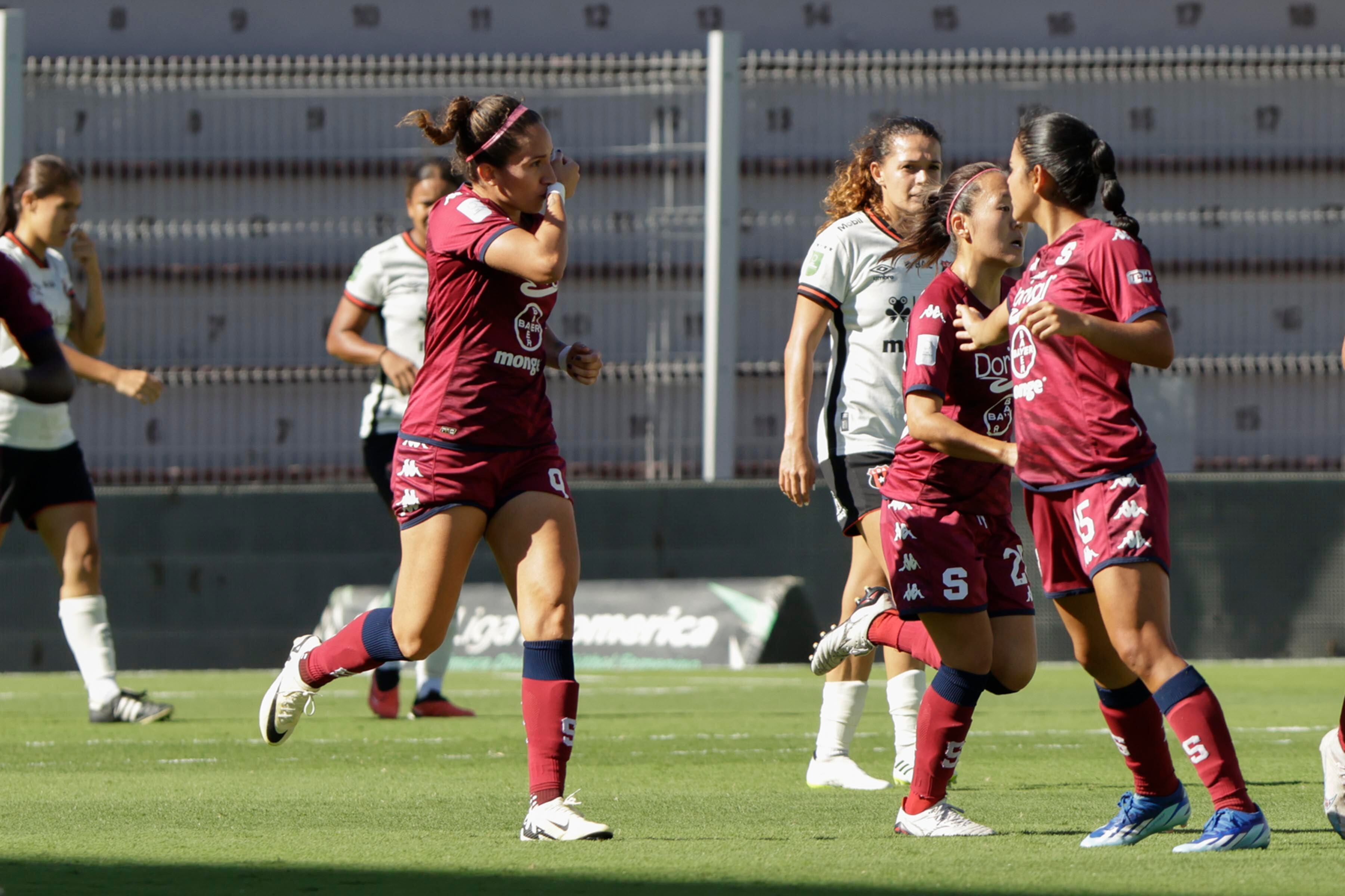 14/04/2024. Estadio Ricardo Saprissa Aymá, Tibás. Hora: 02:00 p.m. Clásico del fútbol nacional femenino entre el Deportivo Saprissa y Liga Deportiva Alajuelense (LDA), parte del Torneo de Apertura 2024, disputado en el Estadio Ricardo Saprissa Aymá, Tibás. Fotos: Mayela López