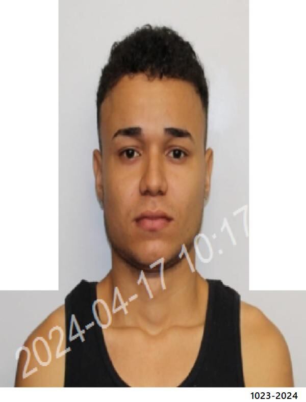 Este hombre de apellido Quirós es buscado por el OIJ de Limón por ser sospechoso del homicidio de Wálter Yeraldo Fernández Samuels, de 31 años, además de matarlo lo quemaron, su familia solo lo pudo reconocer por un anillo que usaba. Foto: OIJ