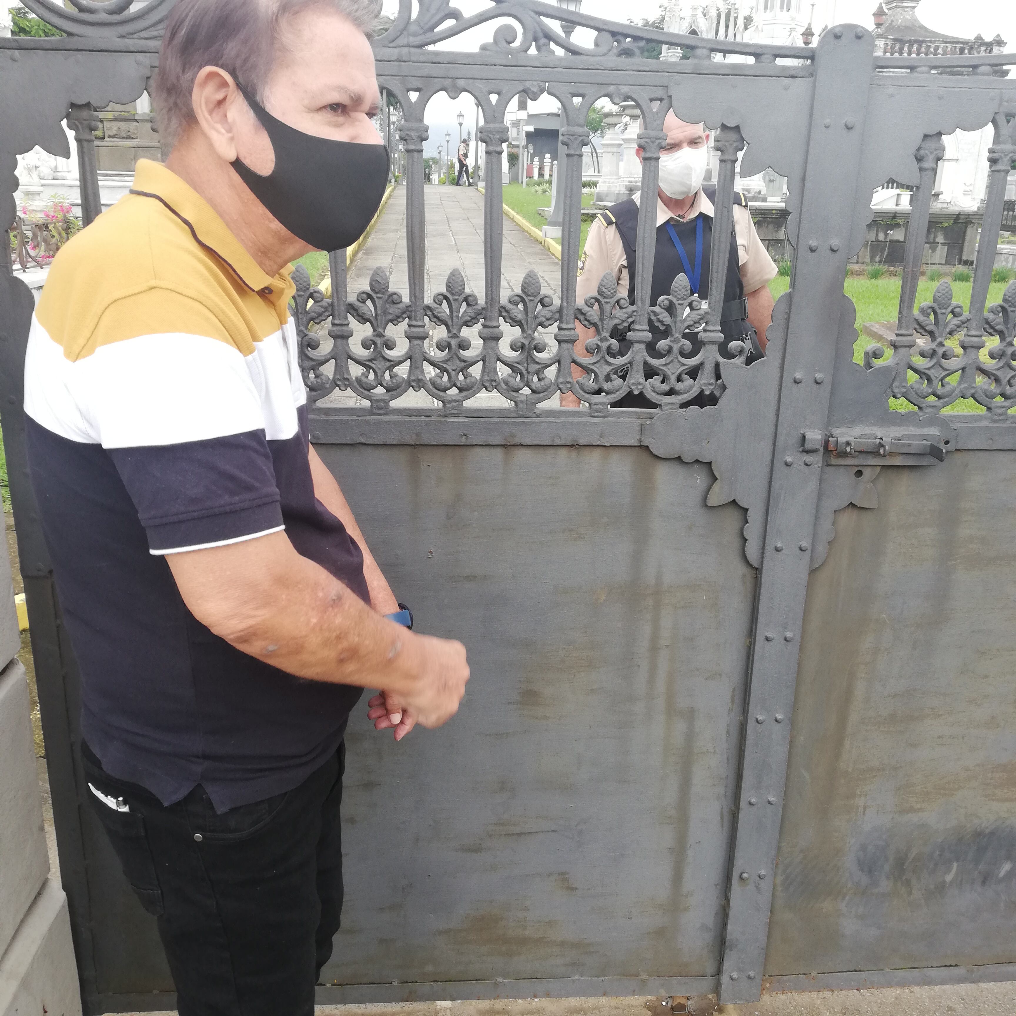 Don Luis Paulino Barquero Sánchez, visitó por 15 año consecutivo la lápida donde está su papá, don Antonio Blas Barquero Quesada, quien falleció el 12 de julio del 2005, en el incendio que cobró la vida de 19 personas en el ala norte del Hospital Calderón Guardia