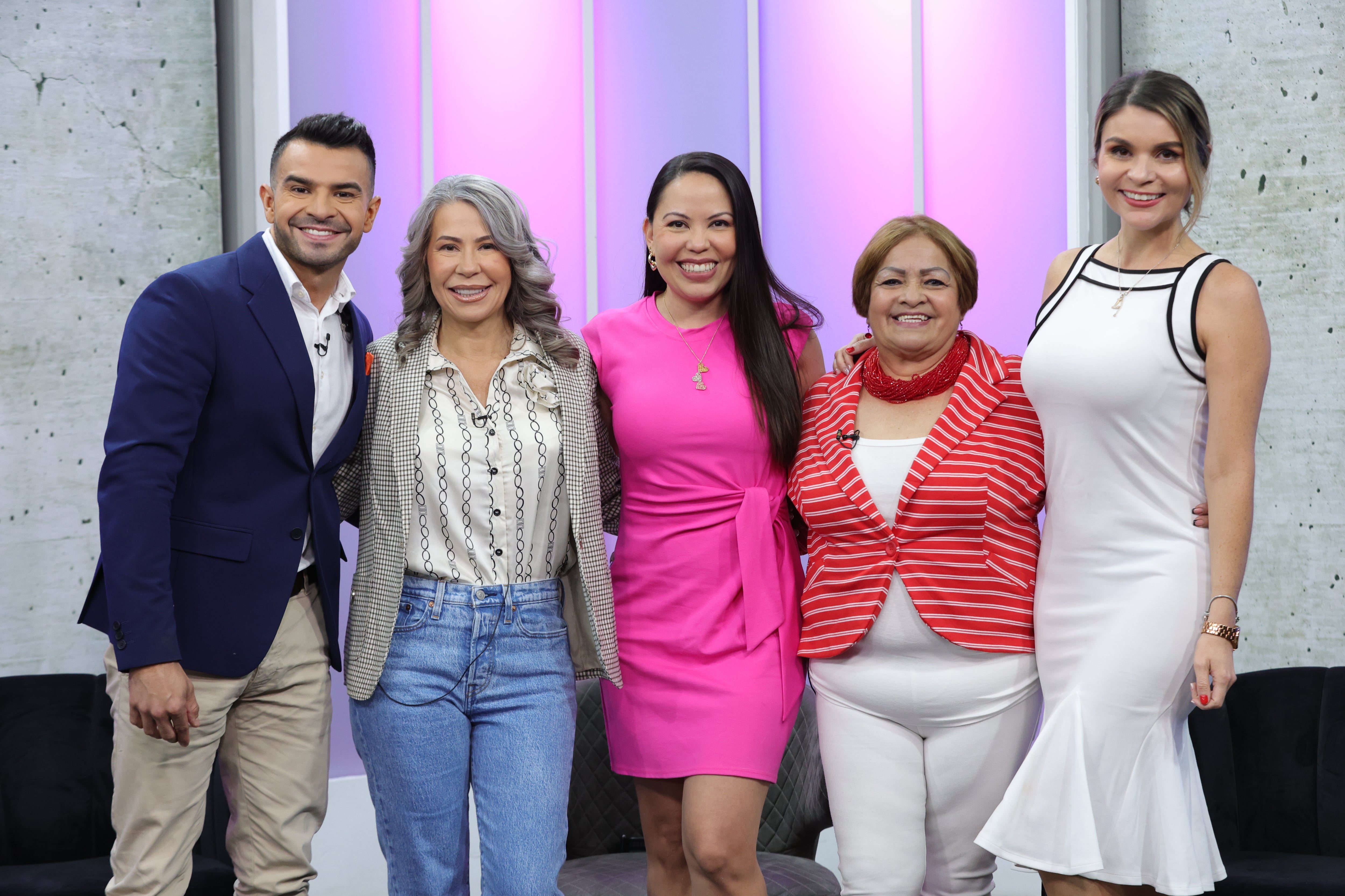 Fotos de Kattya Granados mamá Mamá de Keylin Sanchez durante programa en Canal 8 / foto John Durán