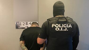 Ir a un bar se convirtió en un martirio para una pareja que fue perseguida y baleada por un sujeto