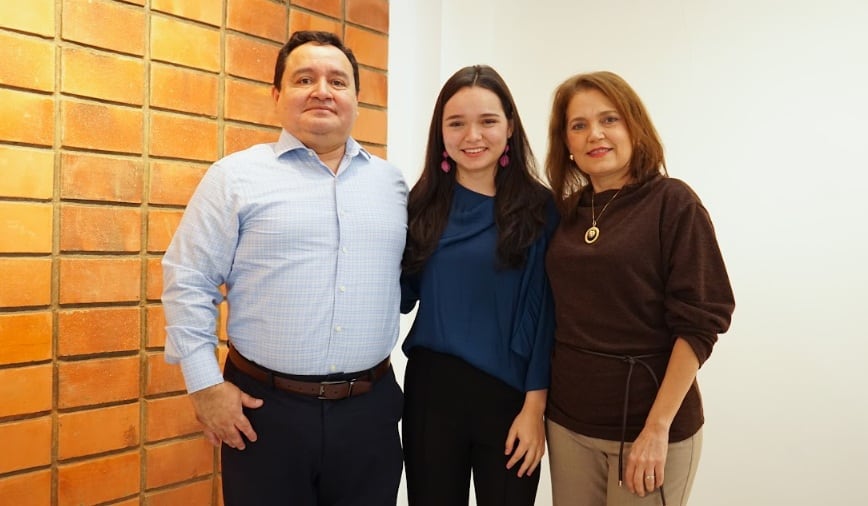 Andrea Ebanks Reyes, estudiante del colegio público Científico Costarricense, sede Alajuela, obtuvo el mayor puntaje posible en el Proceso de Admisión 2025-2026 para ingresar al Tecnológico de Costa Rica (TEC). Es decir, logró 800 puntos de 800 posibles. En la foto, Andrea Ebanks junto a sus padres Giovanni Ebanks y Carolina Reyes, en el acto de reconocimiento de los mejores puntajes de admisión al TEC 2025-2026.