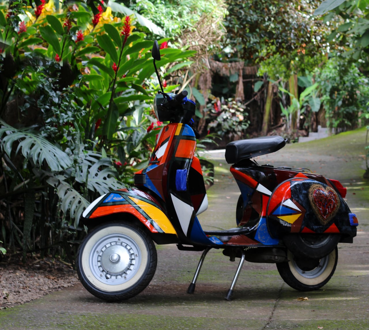 Como la situación económica está muy dura en estos tiempos de Covid-19, don Marco Aurelio Madriz Zúñiga se fue a una ferretería, compró pintura y él mismo decoró Vespa 2006 LML de 150 centímetros cúbicos y de una vez le puso nombre: La Negra.