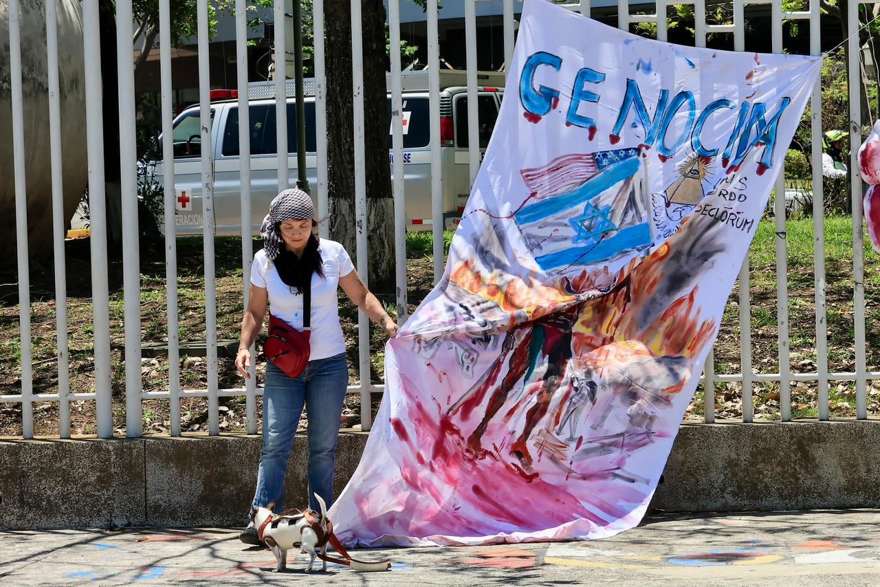 La mujer protestó en las afueras del Estadio Nacional.