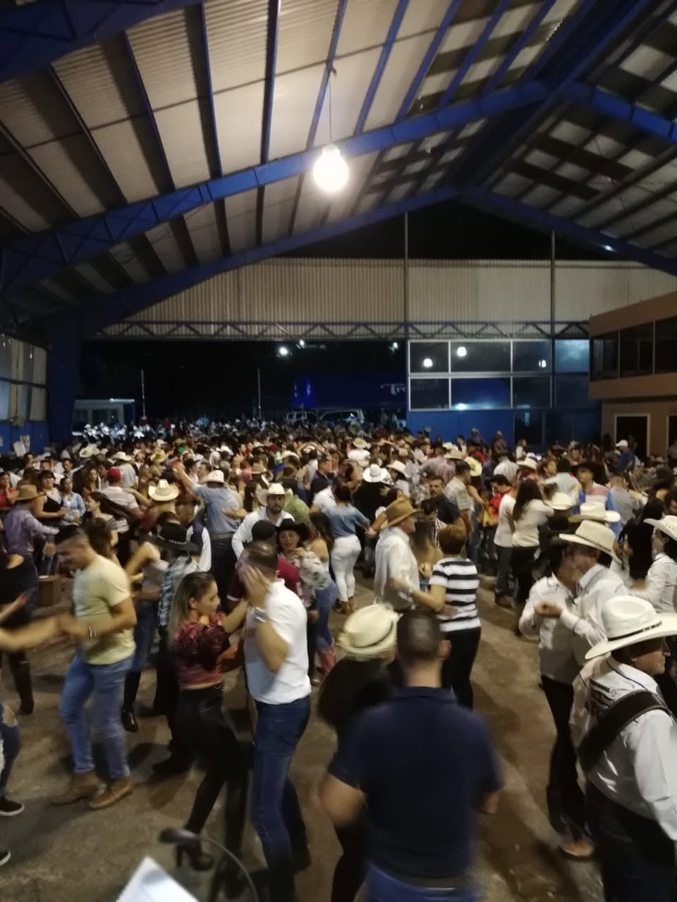 El sancarleño Danny Ríos Blanco, nació no vidente, creció entre ensayos de su papá, aprendió a tocar el güiro, la batería y la percusión, y encontró en el bajo su gran pasión. Hoy demuestra que el talento no entiende de límites.