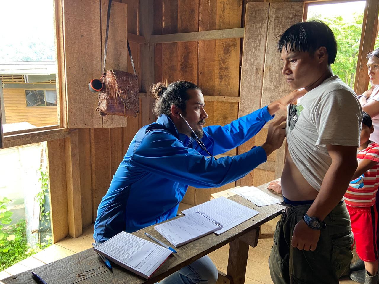 El doctor Alberto Barrantes Arias se quita la gabacha y fumiga en Alto Telire en Talamanca, en pueblo indígena