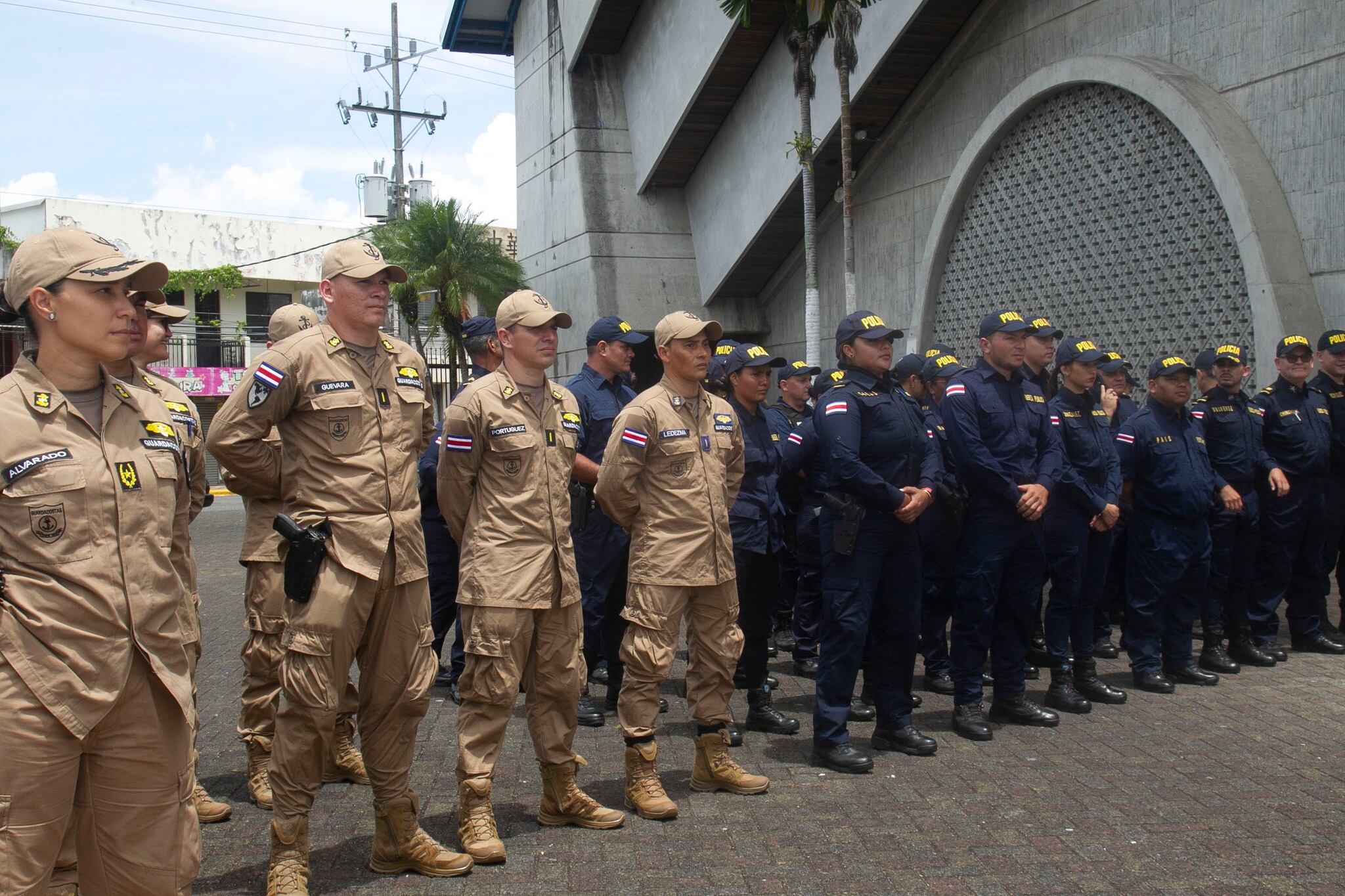 Monseñor Javier Román Arias, obispo de Limón, presidió la Santa Misa de Tropa que esta semana se celebró en la parroquia Sagrado Corazón de Jesús. La misa contó con la presencia del ministro de Seguridad Pública, Mario Zamora.