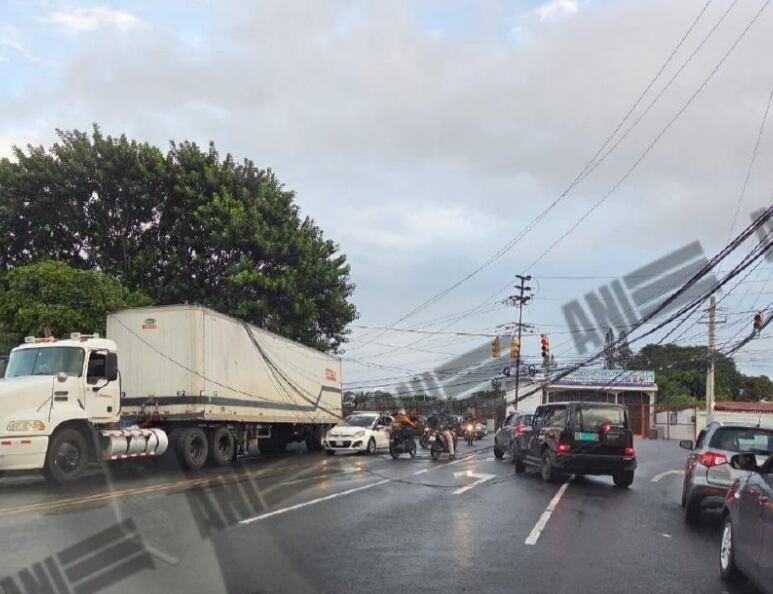 Un tráiler habría golpeado cableado que estaba a baja altura y provocó la caída de dos postes, esto cerró el paso en barrio Cuba, San José. Foto: ANI