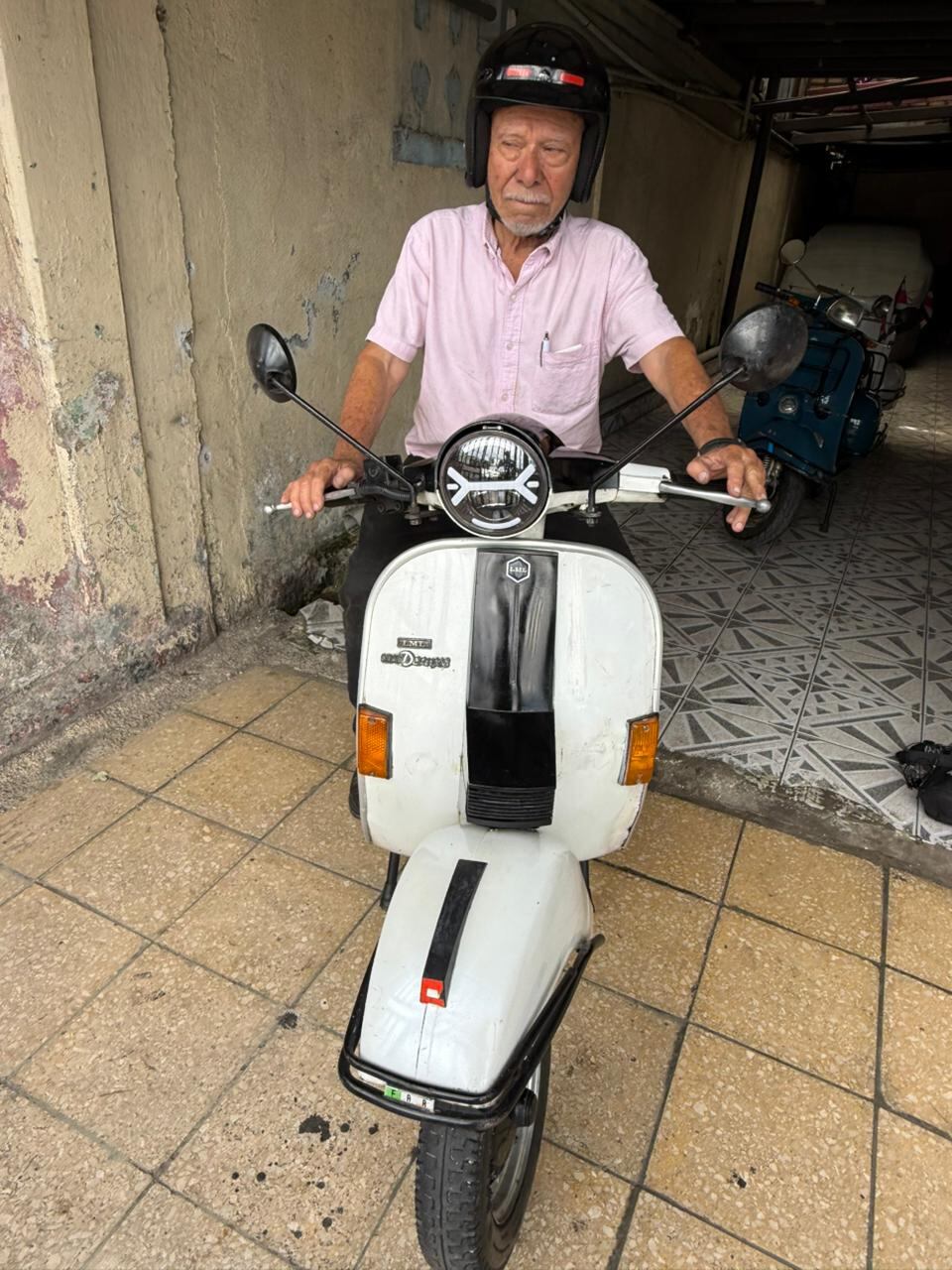 Don Alciony Bonilla se enamoró de las Vespa cuando era un colegial y, casi siete décadas después, asegura que morirá con la misma ilusión con la que se montó por primera vez en una.