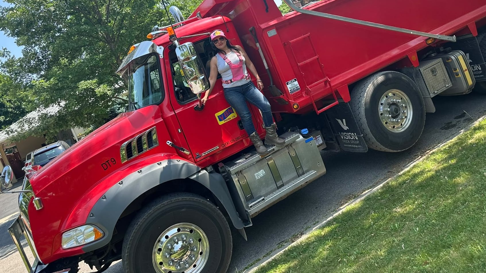 La costarricense Jeannette Prado mide 1,48 metros de estatura, pero cuando se sube a la vagoneta que maneja en Canadá asegura que se siente poderosa.