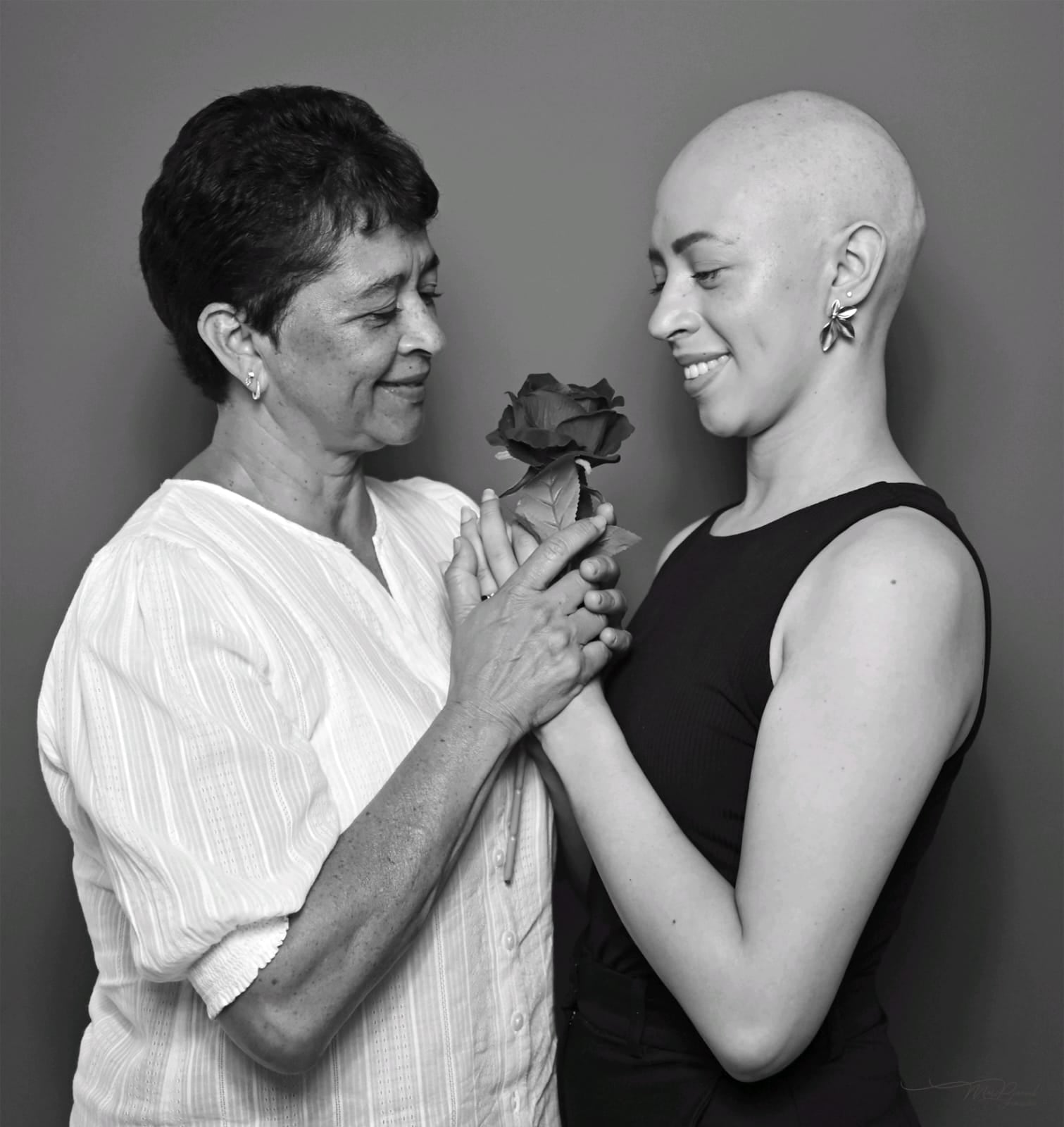 Pacientes del hospital Max Terán de Quepos son las protagonistas de una emotiva exposición en relación al cáncer de mama.